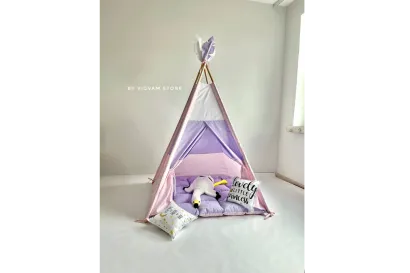 Wigwam with a window in 3 colors (white/lavender/light pink), rough rug (light pink/lavender), 2 square pillows with a print