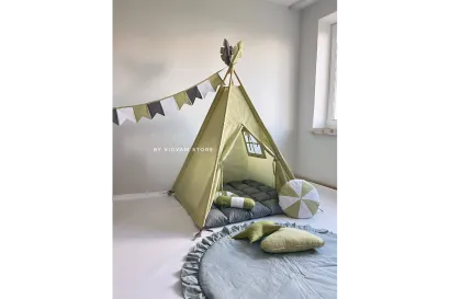Wigwam with window olive, coarse gray rug, 1 retro pillow (olive/white), 1 cloud olive, 1 star olive, 1 lollipop (olive/white), garland of flags (olive/white/grey), ruffled rug gray