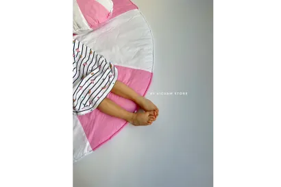 "Retro" rug (white+light pink) and 1 "Retro" pillow (white+light pink)
