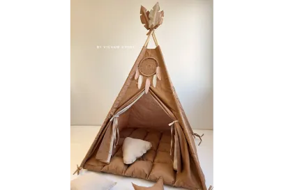 Wigwam coffee with two beige windows, double doors (inside beige), coarse coffee rug, dream catcher M (coffee base with beige feathers), 1 square beige pillow, 1 beige cloud pillow, 1 coffee star pillow